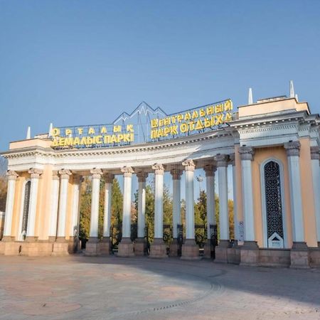 Свежая Студия В Центре Города Alma-Ata Exteriör bild